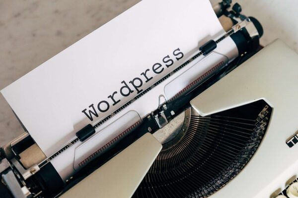 machine à écrire qui a écrit "wordpress"