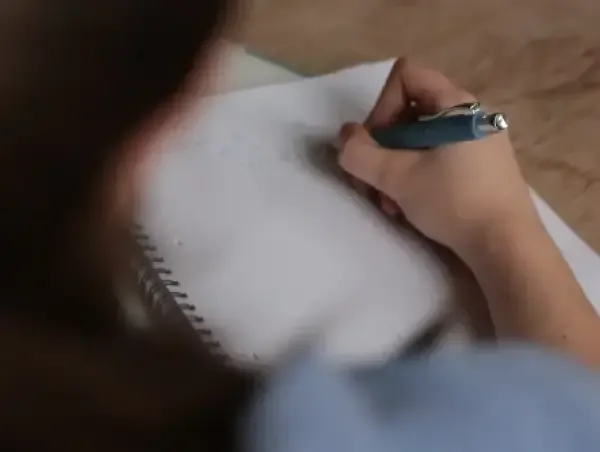 Image montrant une personne rédigeant un article de qualité.